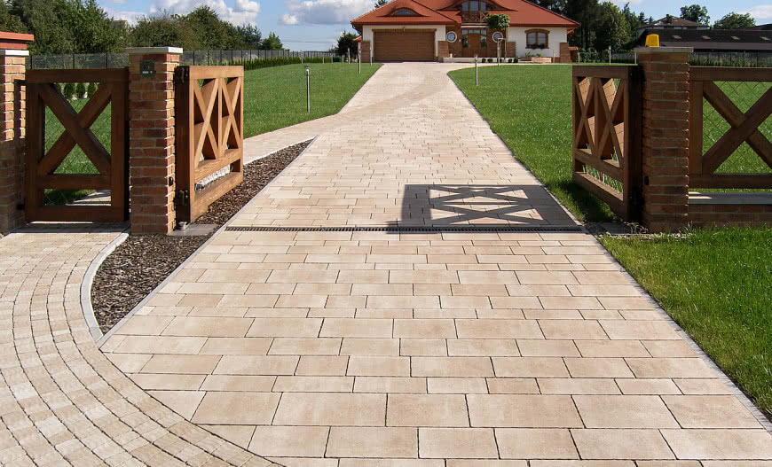 Nowoczesny eko-podjazd. Jak zaprojektować estetyczną nawierzchnię przepuszczalną dla wody?