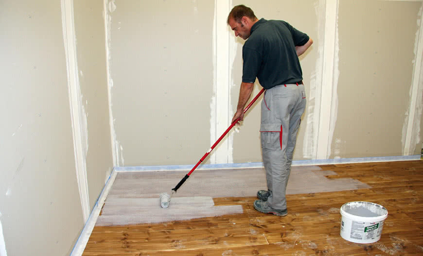 Płytki ceramiczne na drewnianym podłożu - krok po kroku