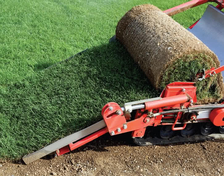 Trawę z rolki wycina się z uprawy razem z podłożem Trawę z rolki wycina się z uprawy razem z podłożem